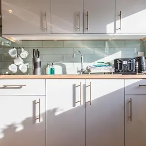 Cozy 2br Retreat | Prime Location Apartment Cardiff