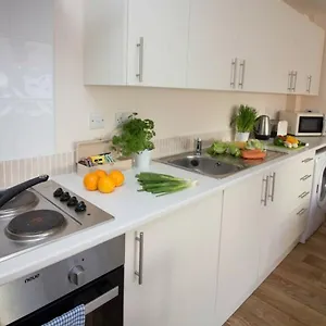 Stayzo Castle Point 6 - Premier Apartment Southampton